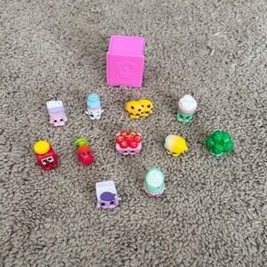 11 Season 6 shopkins + 1 Cookbook
